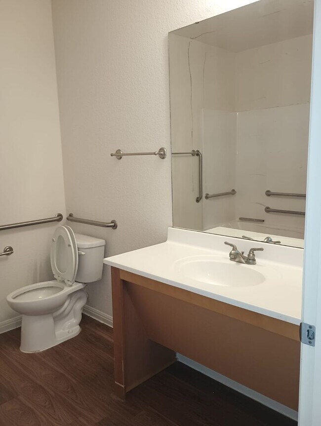 Building Photo - Cozy 2 bed / 1 bath - Move in Ready!