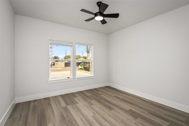 Building Photo - 8056 Meadowbrook Dr
