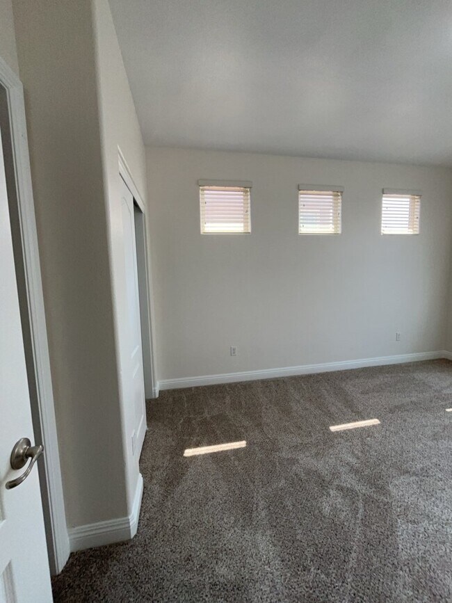 Building Photo - 533 Blanche Ct