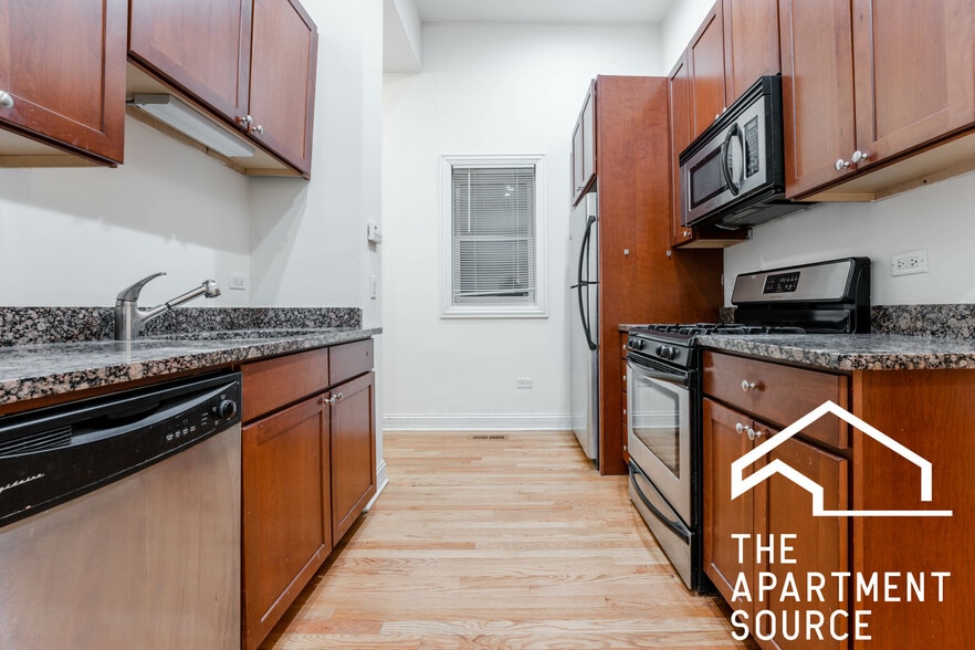 Building Photo - 3338 N Sheffield Ave