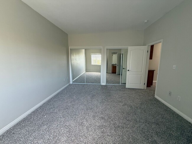 Building Photo - Very large 2 + 2 1/2 townhouse in Northridge