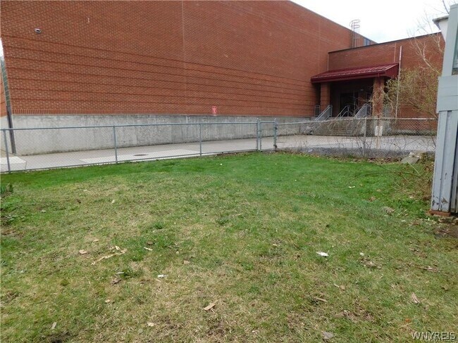 Building Photo - 172 Wellsville St