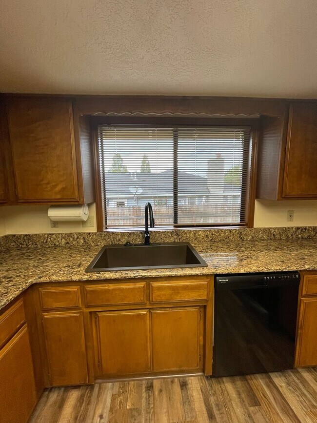 Building Photo - Desirable East Medford Single Story