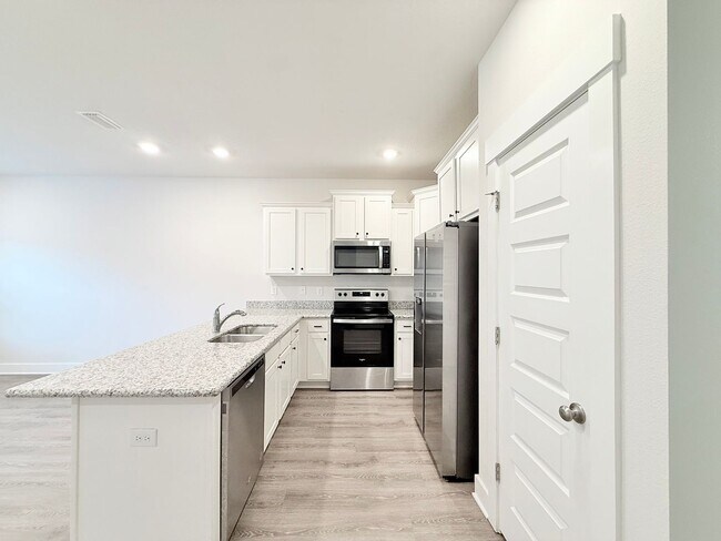 Building Photo - 3-Bedroom Townhouse - Community Pool