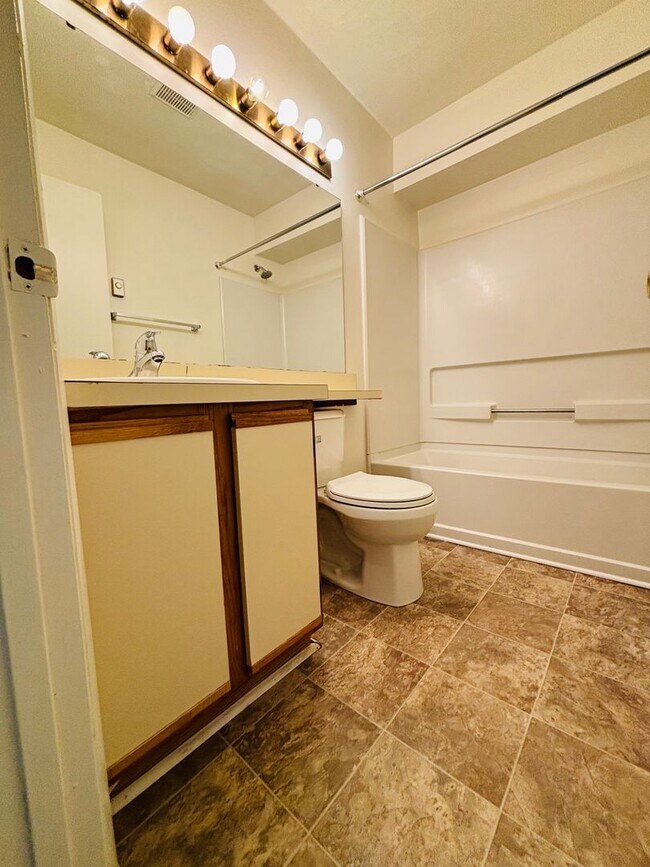 Building Photo - 503 Sunridge Dr