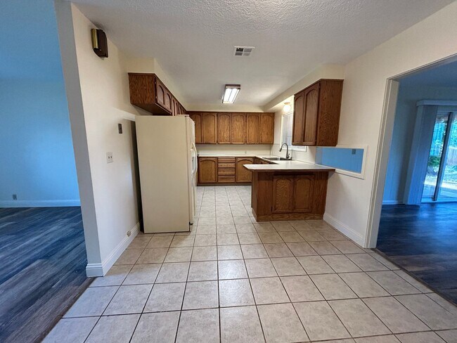 Building Photo - 3 Bedroom, 2.5 Bath House