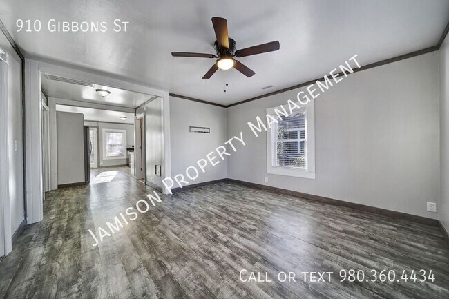 Building Photo - 910 Gibbons St