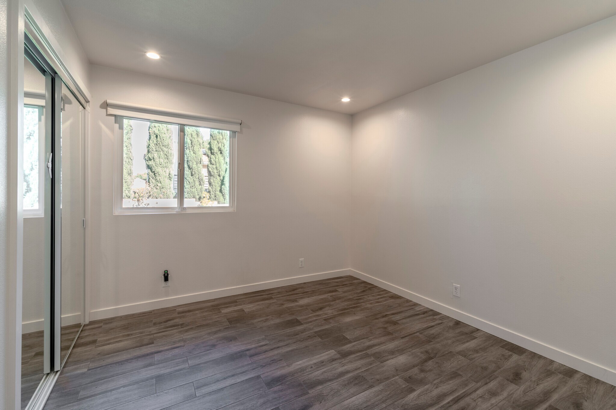 Building Photo - 129 E Loop Dr