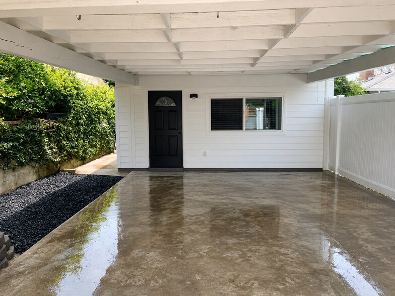 Large Front Outdoor Area - 8112 Paso Robles Ave