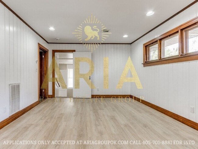 Building Photo - *COMING SOON!* UPDATED 3 BED/2 BATH DUPLEX...