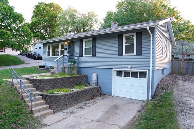 Building Photo - Updated 4BR/2BA Gladstone Home | Finished Basement | Fenced Yard
