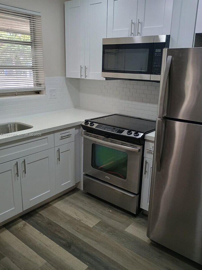 Building Photo - 3033 NW 43rd Ave