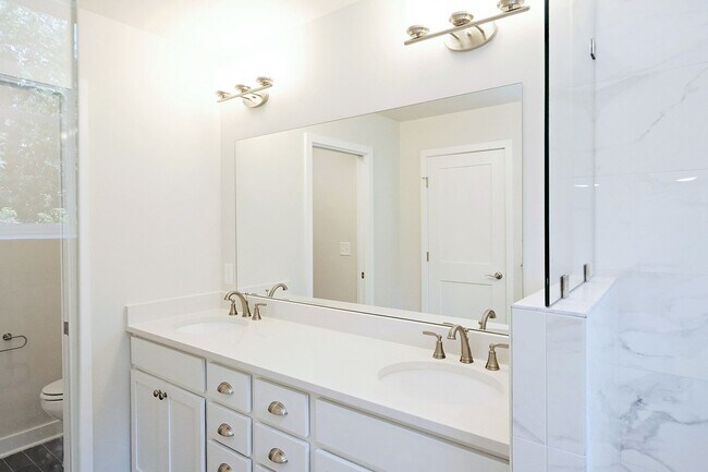 Building Photo - Dog-Friendly S. Albemarle Townhome