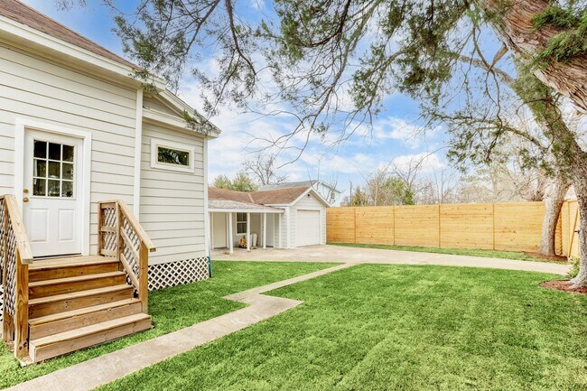Building Photo - 2721 Engelke St