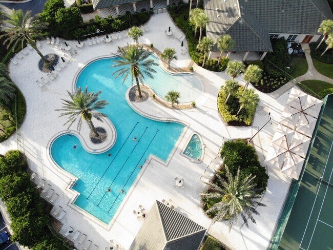 Building Photo - Gorgeous 3 bedroom, two bathroom home in 5...