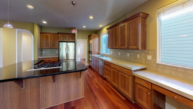 Building Photo - BETHANY LUXURY HOME! NO MOVE-IN DEPOSIT wi...