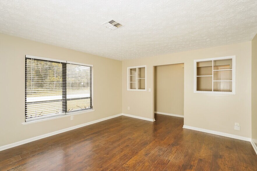 Building Photo - 452 SW Sansom Ln