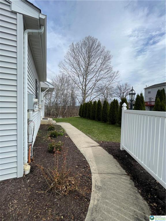 Building Photo - 351 Hawthorn Ln