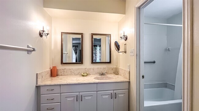 Building Photo - 9206 Hendon Ln