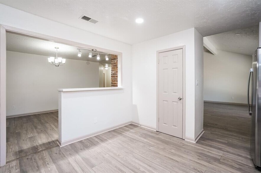 Building Photo - 13430 Piney Oaks Dr