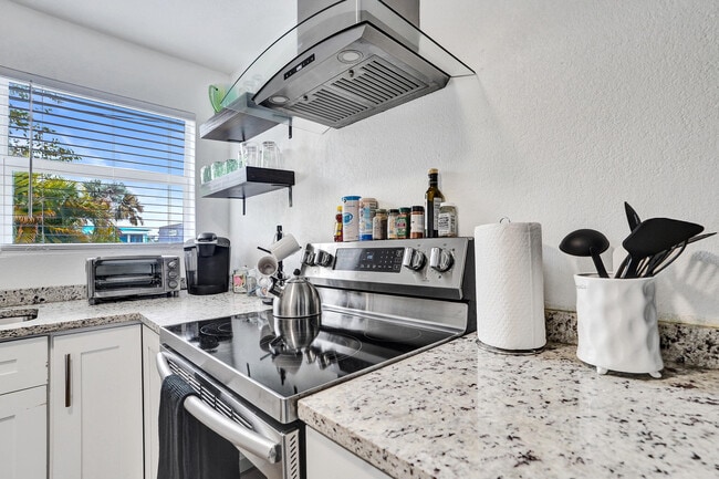 Building Photo - 311 SE 3rd Ave