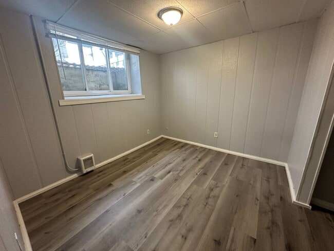 Building Photo - Cozy Cap Hill Studio Unit in Beautiful Converted Mansion- Great Location! Shared Yard!  (Free 1st...