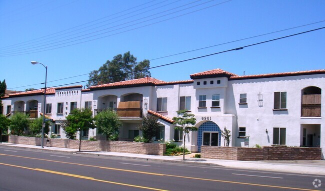 Building Photo - 6901 Laurel Canyon Blvd