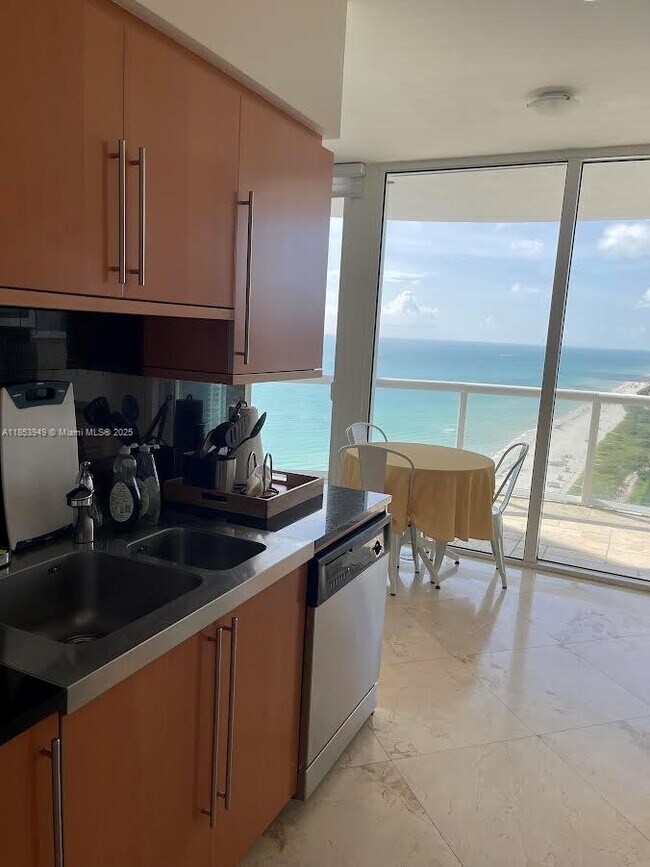 Primary Photo - 6365 Collins Ave