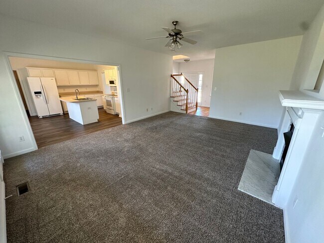 Building Photo - Beautiful 3 bedroom home on over 3/4 acres with huge garage.