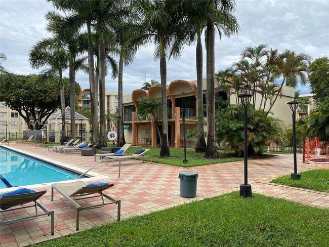 Building Photo - 9320 Fontainebleau Blvd