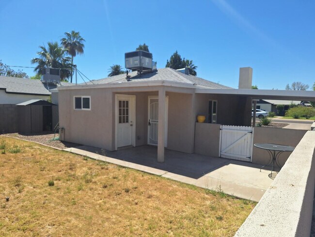 Building Photo - 1748 W Glenrosa Ave