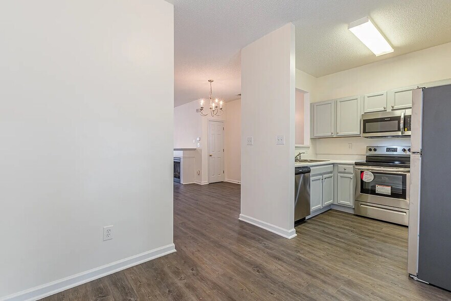 Building Photo - Room in Condo on Ginnis Rd