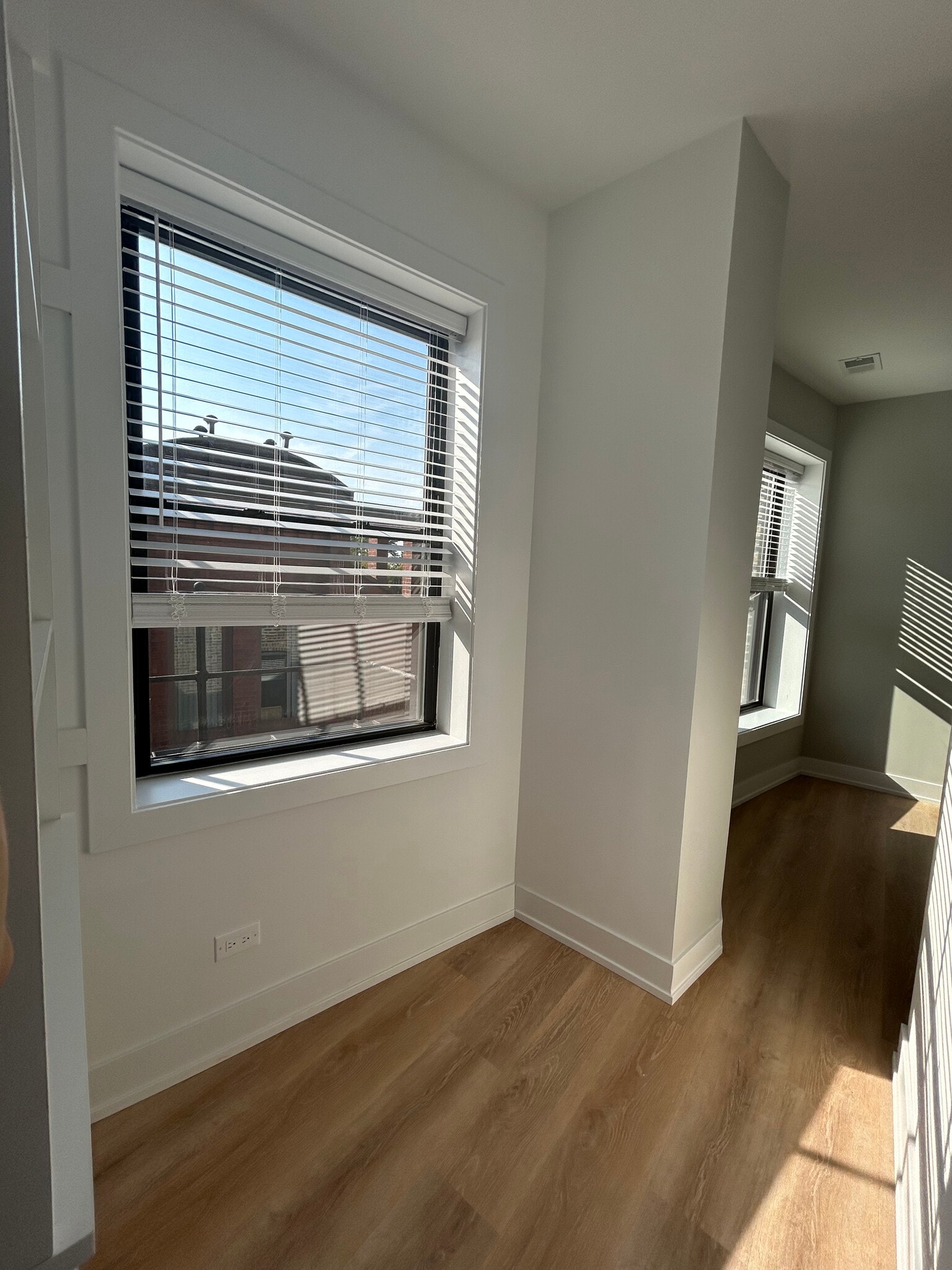 Building Photo - 423 W Belden Ave