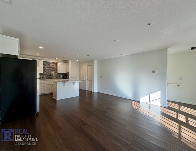 Building Photo - Spacious 1 Bed / 1.5 Bath Condo in Desirable Sherwood