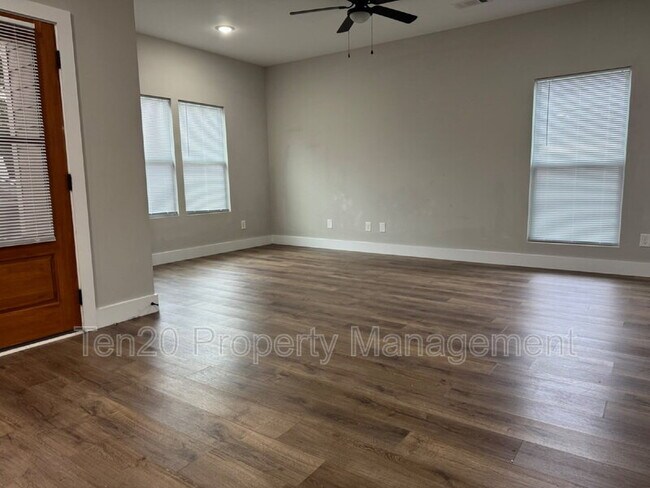 Building Photo - 1346 Ingersoll Dr