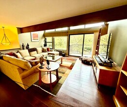 Building Photo - 1465 E Putnam Ave