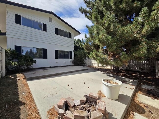 Building Photo - HUGE Number 2 Canyon ~ ~ 4 bedroom, 3 bath...