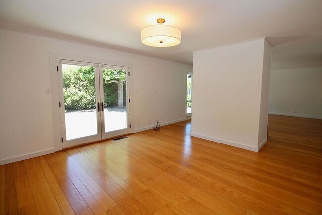 Building Photo - 49 Cushing Ave