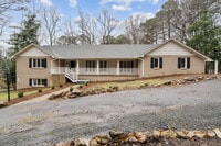 Building Photo - Spacious and Unique 5-Bedroom Home in Chapel Hill!