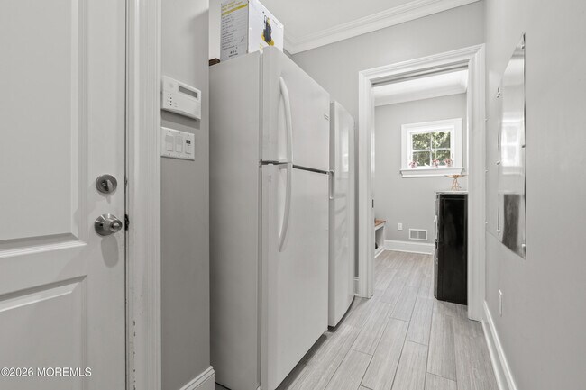 Building Photo - 558 Cedar Ave