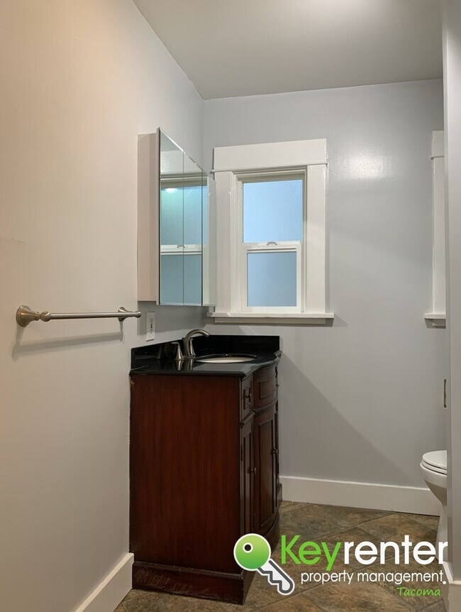 Building Photo - Charming Tacoma Craftsman House!