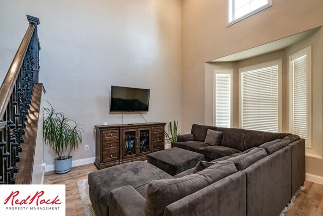 Building Photo - Move In Special! $500 Off First Month's Rent! 3 Bedroom Fully Furnished Home.