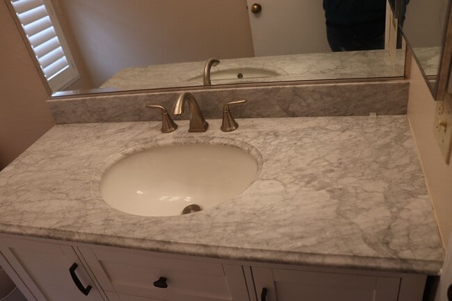 Building Photo - Spacious ALPINE 3 Bedroom 2.5 Bath 2 Story on a Cul De Sac