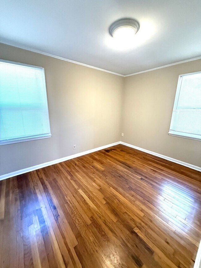 Building Photo - ** 3 bed 1 bath located in Forest Hills ** Call 334-366-9198 to schedule a self showing