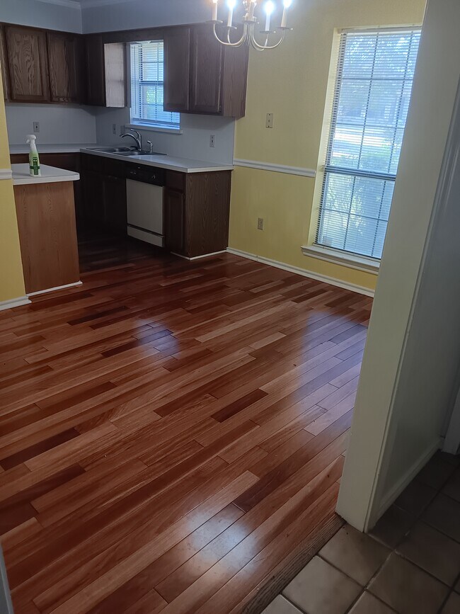 Building Photo - 807 Timberline Ct