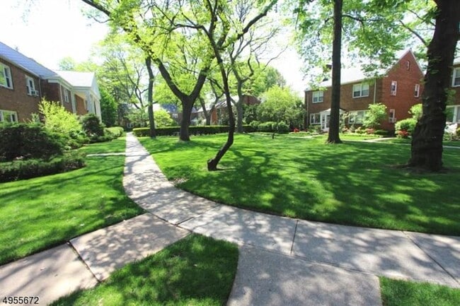 Building Photo - 151 E Palisade Ave