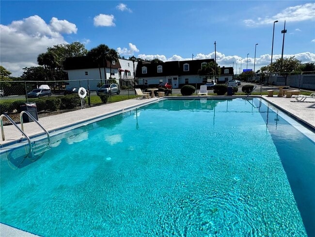 Building Photo - 9205 Tudor Dr