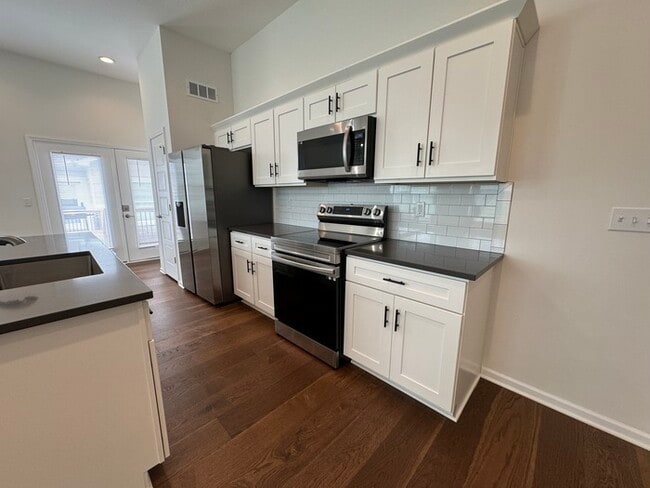 Building Photo - 4 bed 3 bath 2 car garage all maintenance ...