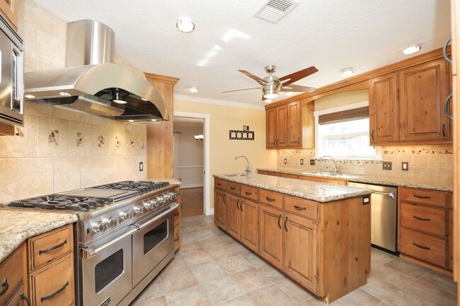 Building Photo - 722 Crossroads Dr