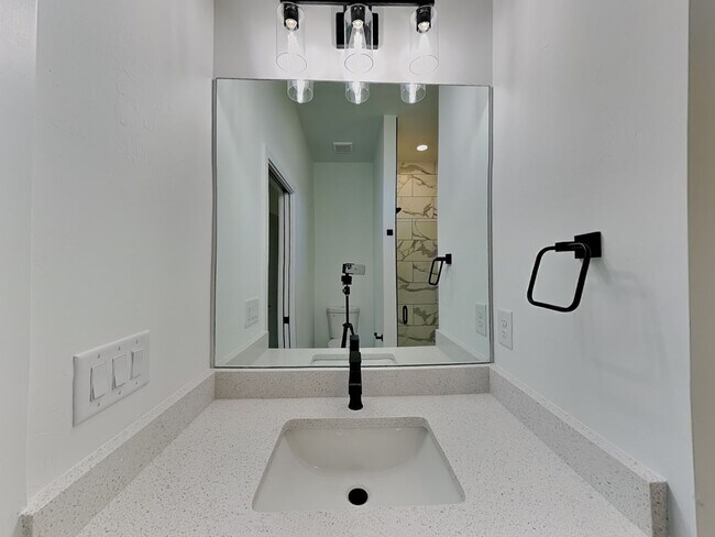 Building Photo - 1125 Highlands Rd